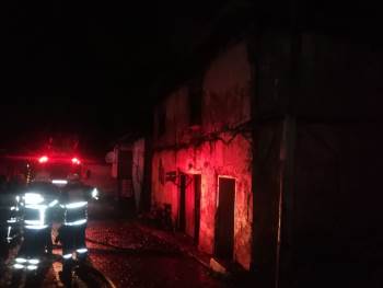 Evinde Çıkan Yangından Dumandan Zehirlenen Yaşlı Kadın Hayatını Kaybetti
