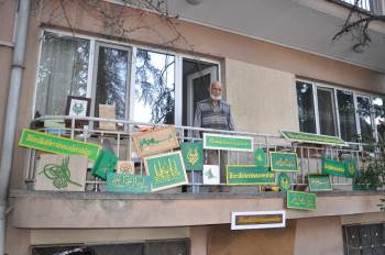 Evini Atölyeye, Balkonunu İse Sergi Salonuna Çevirdi
