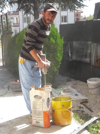 Evini bastığı husumetlisini öldürdü