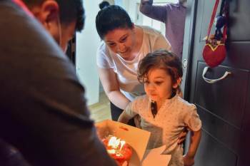 Evlerinde Kalan Çocuklara Doğum Günü Sürprizi
