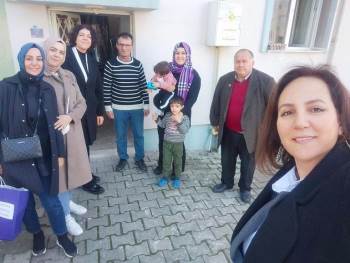 Evlerinde Ziyaret Edilen Küçük Çocukları Okula Davet Ediyorlar
