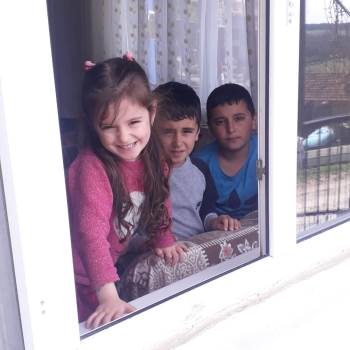 Evlerinden Çıkmayan Minik Kardeşlerden Anlamlı Mesaj
