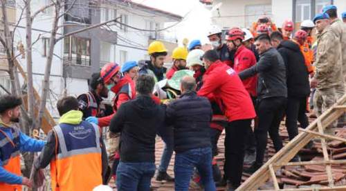 Evlerine eşya almaya çıkan baba ve kızı enkazdan kurtarıldı