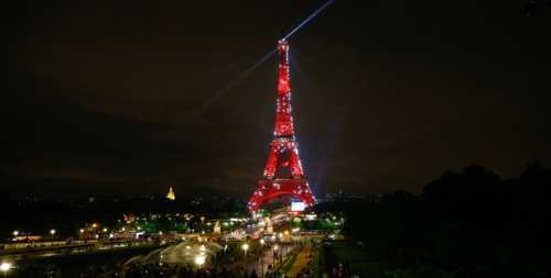 EYFEL HİÇ BU KADAR GÜZEL OLMAMIŞTI