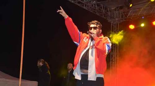 Eypio konsere geç kalınca hem yuhalandı hem de ıslıklandı