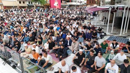 Eyüp Sultan Camisi’ne binlerce kişi namaz için akın etti