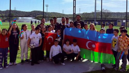 Eyüpspor’a anlamlı ziyaret: Minikler Arda Turan’la buluştu