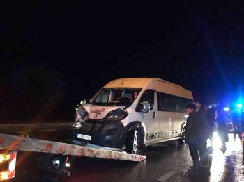 Fabrika Servisi İle Tır Çarpıştı: 8 Yaralı
