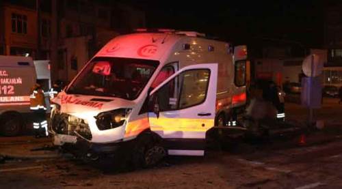Faciadan dönüldü! Kazaya ambulans da karışınca...