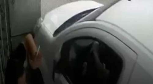 Faciadan son anda kurtuldu! Az kalsın aracın altında... 