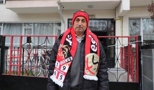 Fanatik Es-Es’liler apartmanlarını kırmızı-siyaha boyadı