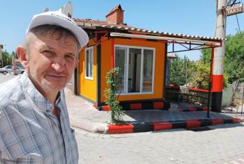 Fanatik Taksici, Durağını Tuttuğu Takımın Renklerine Boyadı
