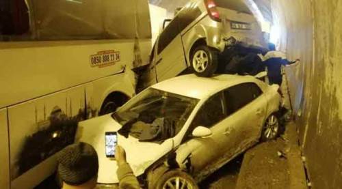 Feci kaza: 18 araç tünelin içinde birbirine girdi!