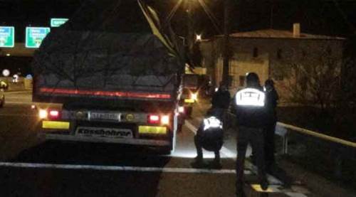 Feci kaza: Oğlunun kullandığı tırın altında can verdi!