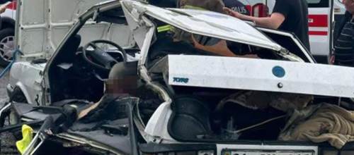 Feci kazada otomobil kağıt gibi ezildi