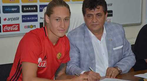 Felix 3 yıllık imzayı attı