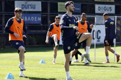 Fenerbahçe Trabzonspor maçı için hazırlıklarını tamamlıyor
