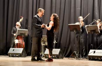 Festivalin açılış dansı Başkan Ataç ve Derya'dan