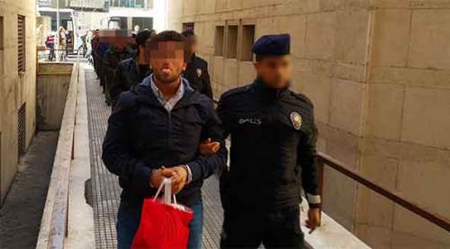 FETÖ'cü gazetecilere dil çıkartıp poz verdi