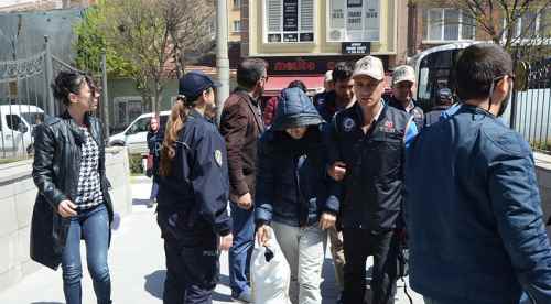 FETÖ şüphelilerinin yakınları basına saldırdı