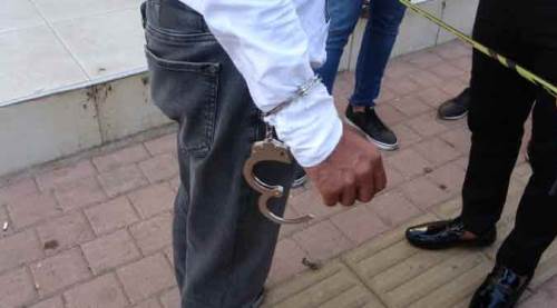 Film gibi soygun! Boynunu bantladı, ellerini kelepçeledi...