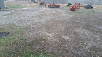 Fındık Büyüklüğünde Yağan Dolu Her Yeri Beyaza Bürüdü
