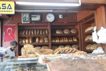 Fırıncıların Sıcak Havalarda Zorlu Mesaisi
