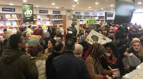 Fiyatlar etiketin yarısına düştü: Birbirlerini ısırdılar!