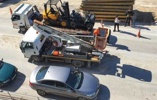 Forklift taşıyan kamyonet arızalandı, trafik durdu