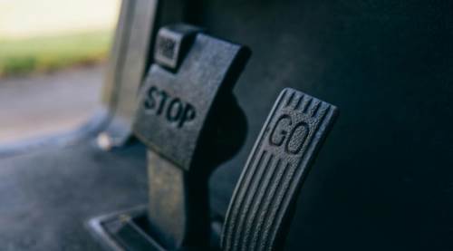 Frene Basınca Arabadan Neden Ses Gelir?