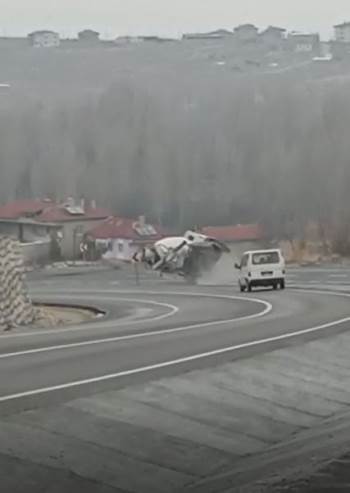 Freni Boşalan Beton Mikserinin Devrilme Anı Cep Telefonu İle Görüntülendi

