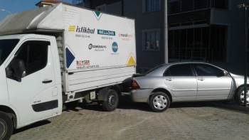 Freni Boşalan Kamyonet Park Halindeki Araca Çarptı
