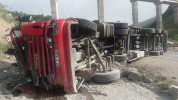 Freni Boşalan Tır Kaza Yaptı, Sürücüsü Yaralandı
