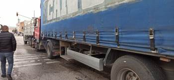 Freni Boşalan Tır Kontrolden Çıkıp Yol Kenarındaki Kamyona Çarptı
