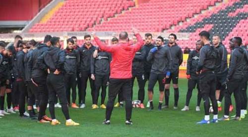 Fuat Çapa futbolcuları etrafına toplayıp...