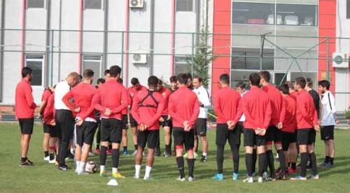 Fuat Çapa futbolcuları topladı ve...