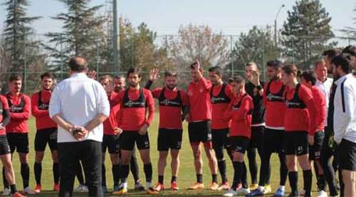 Fuat Çapa futbolcularla özel görüşme yaptı