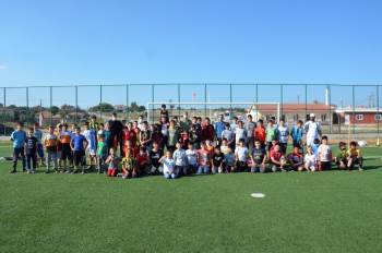 Futbol Okulunda Önce Kitap Okudular Sonra Dondurma İkram Ettiler
