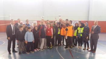 Futbol Ve Voleybol Turnuvasında Dereceye Giren Takımlar Ödüllendirildi
