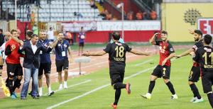 Futbolcular gitmesini istemiyor