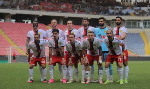 Futbolcular haber bekliyor