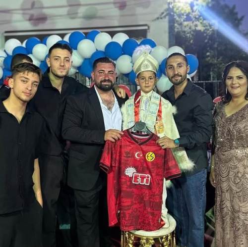 Futbolcular Ulucay ailesinin mutlu günündeydi