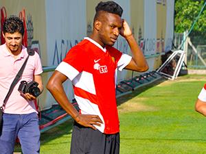 Gael N'lundulu deneniyor