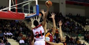Galatasaray'ı 66-61 devirdi