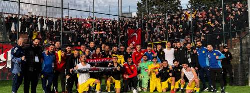 Galibiyeti taraftarla kutladılar