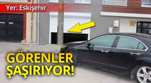 Garaj girişinin tam ortasında elektrik direği!
