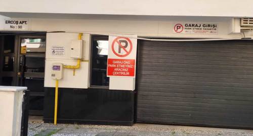 Garaj önlerinde park sorunu: Apartmanlar uyarı yazıları asıyor