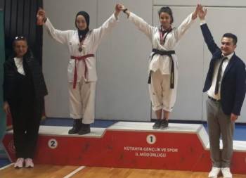 Gazi Emet Anadolu Lisesi’Nden İki Öğrenci Tekvando İl Birincisi
