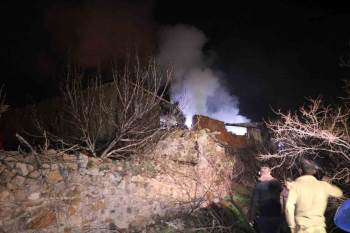 Gece Saatlerinde 2 Evde Çıkan Yangın Köylülere Korku Dolu Anlar Yaşattı
