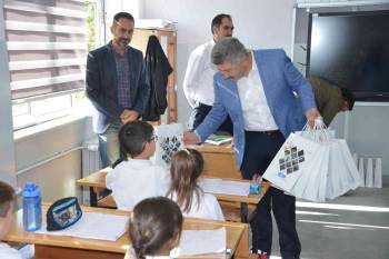 Gediz Belediyesi’Nden Öğrencilere Hediye
